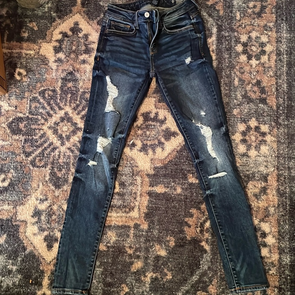 Mid-Rise, skinny, ripped jeans. Size 0 in women.